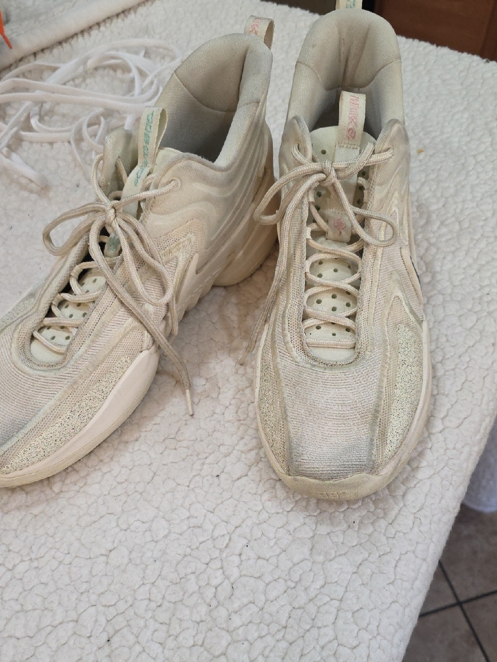 Cream Nike - Neutral Lace-Up Trainers